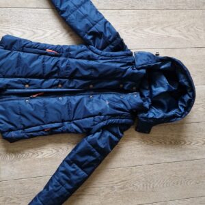 Blauwe jas met afneembare mouwen met kap